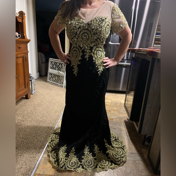 Elegant Black and Gold Formal Evening Gowns Beads Crystals Mermaid - Picture 14 of 16